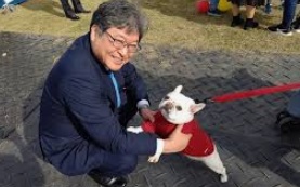 犬と遊ぶ萩生田光一氏